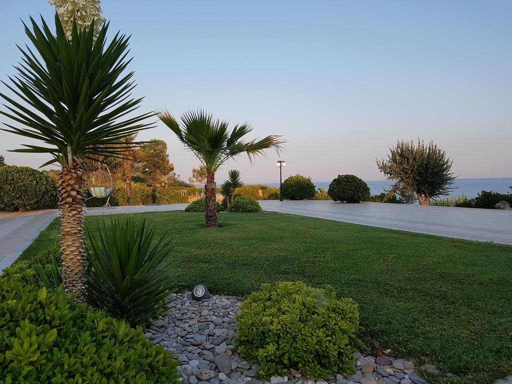 Alexandros Villa *